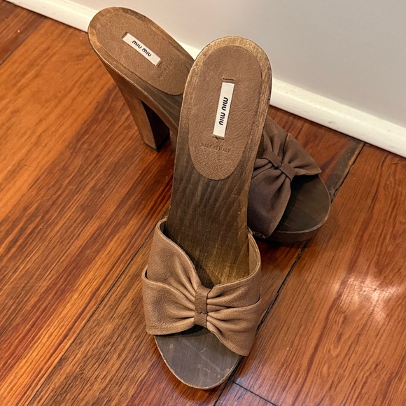 Miu Miu Tan Leather Bow Slide Clogs - Picture 2 of 4
